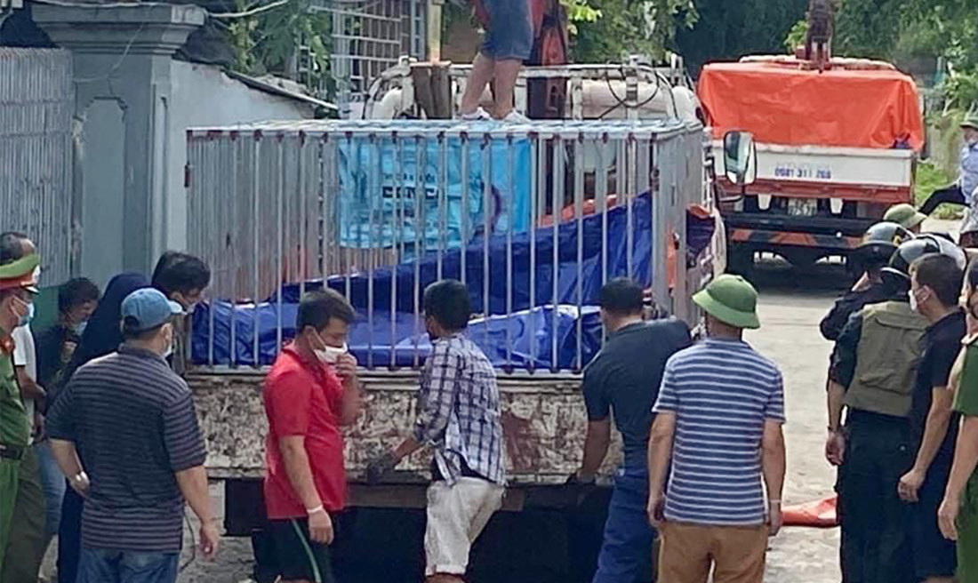 Xe tải được huy động để chở số hổ nuôi nhốt trái phép