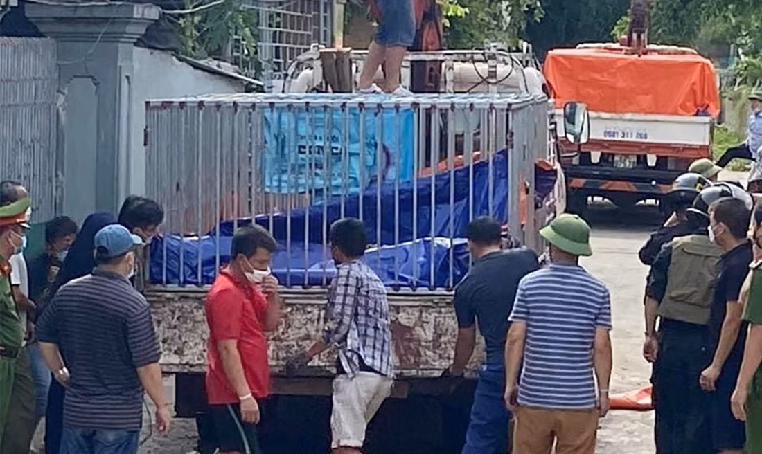 Xe tải được huy động để chở số hổ nuôi nhốt trái phép
