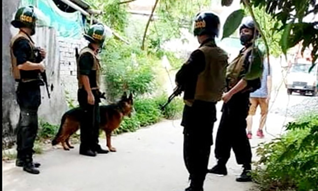 Lực lượng cảnh sát cơ động và chó nghiệp vụ được điều động trong vụ bắt giữ