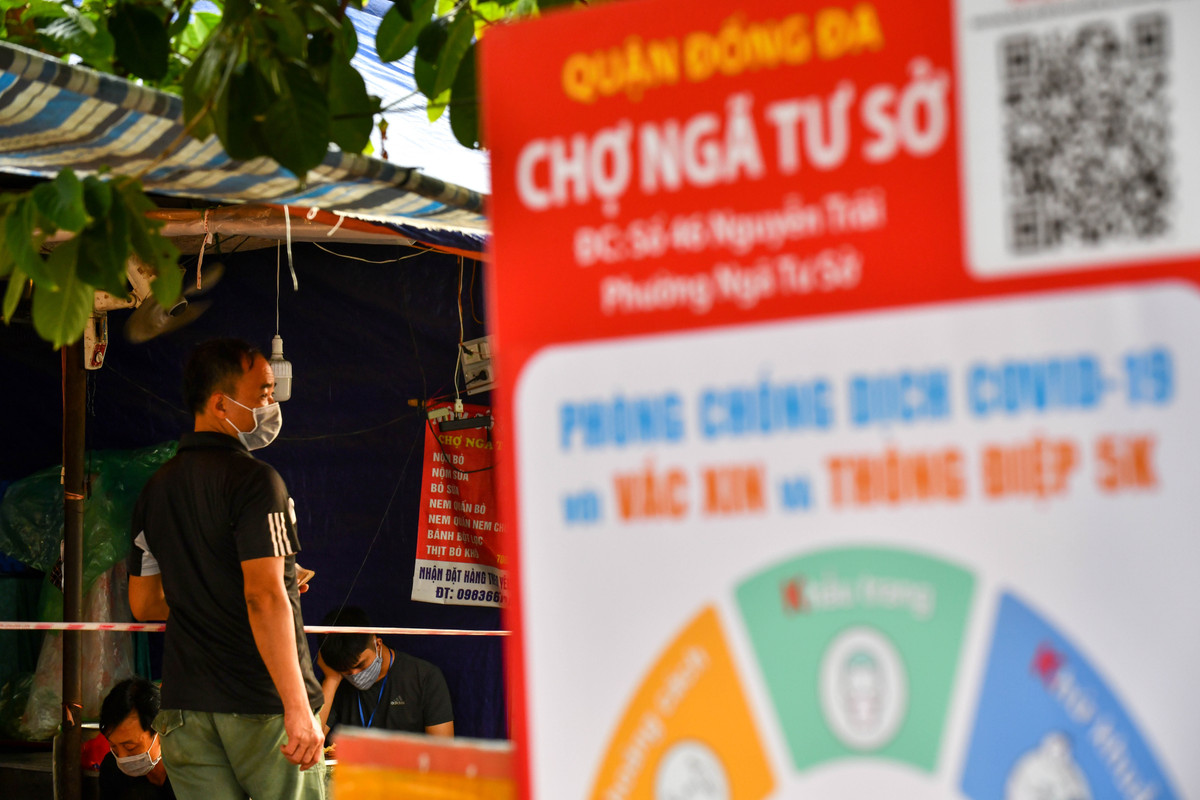 “Ngay sau khi được Trung tâm kiểm soát bệnh tật CDC Hà Nội nhận định, chúng tôi đã tiến hành lên danh sách các tiểu thương và kiểm soát người đi chợ một cách chặt chẽ, thông qua phiếu đi chợ và khai báo y tế, sẵn sàng cho buổi lấy mẫu và xét nghiệm nếu có”, ông Bằng cho biết.