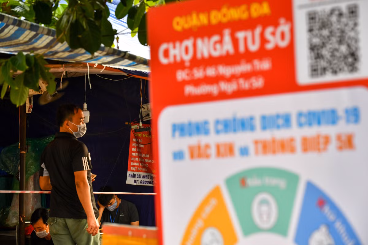 “Ngay sau khi được Trung tâm kiểm soát bệnh tật CDC Hà Nội nhận định, chúng tôi đã tiến hành lên danh sách các tiểu thương và kiểm soát người đi chợ một cách chặt chẽ, thông qua phiếu đi chợ và khai báo y tế, sẵn sàng cho buổi lấy mẫu và xét nghiệm nếu có”, ông Bằng cho biết.