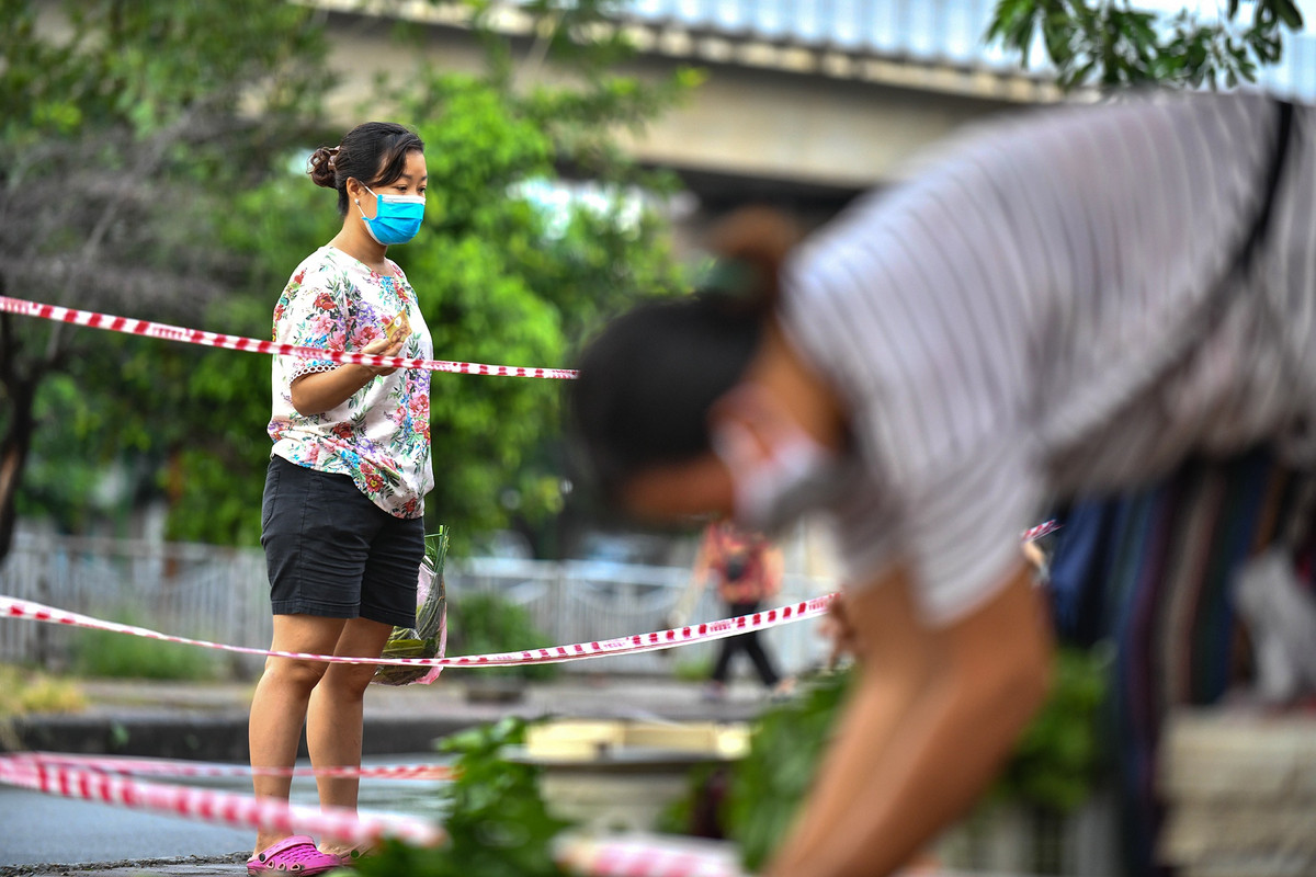 Từ khi xuất hiện chùm ca nhiễm tại ngõ 328 và 330 Nguyễn Trãi, lượng người mua tại chợ Ngã Tư Sở giảm gấp nhiều lần so với những ngày trước. “Thực sự chúng tôi rất lo lắng, chỉ muốn mua nhanh rồi đi về”, một khách hàng chia sẻ.