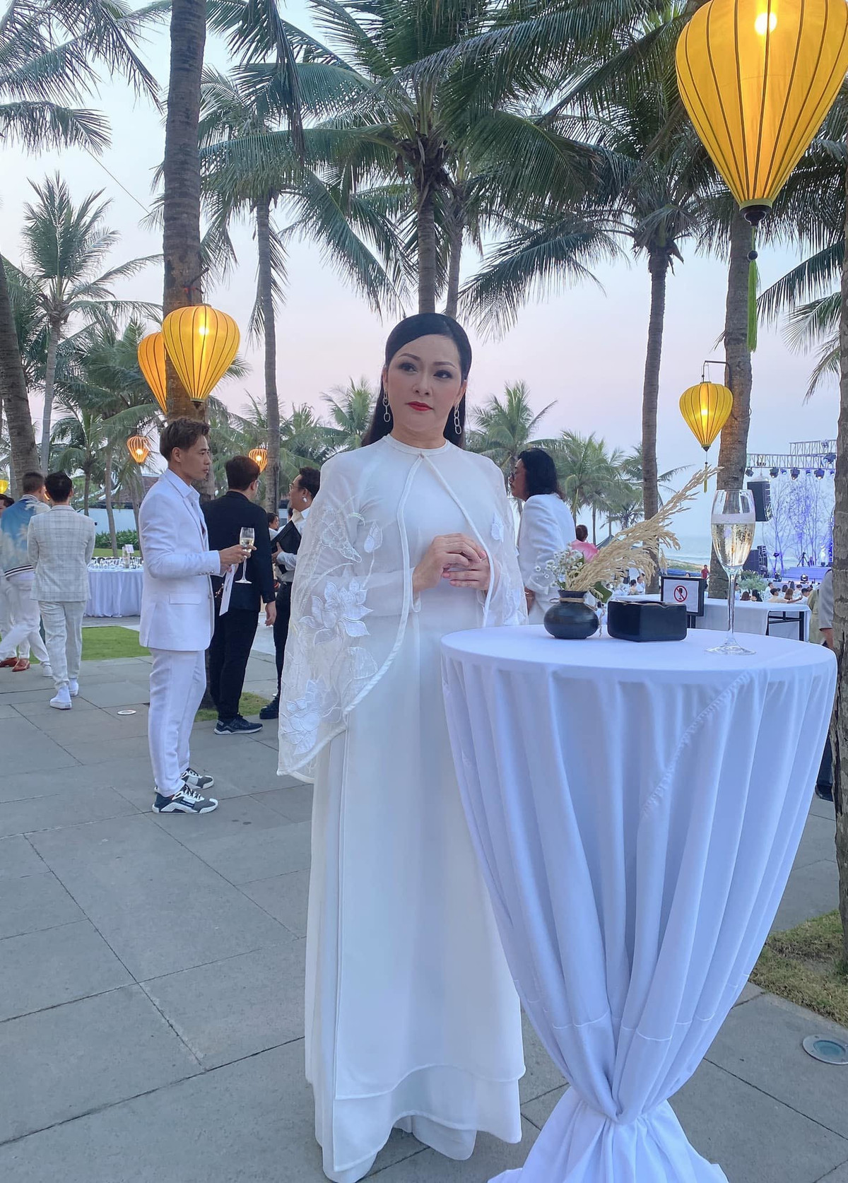 Tháng 3, cô tham gia với Phi Nhung và Mạnh Quỳnh liveshow Chuyện ba người. Bên cạnh đó, cô là khách mời liveshow Uyên Uyển của ca sĩ Dương Triệu Vũ tại Hội An.