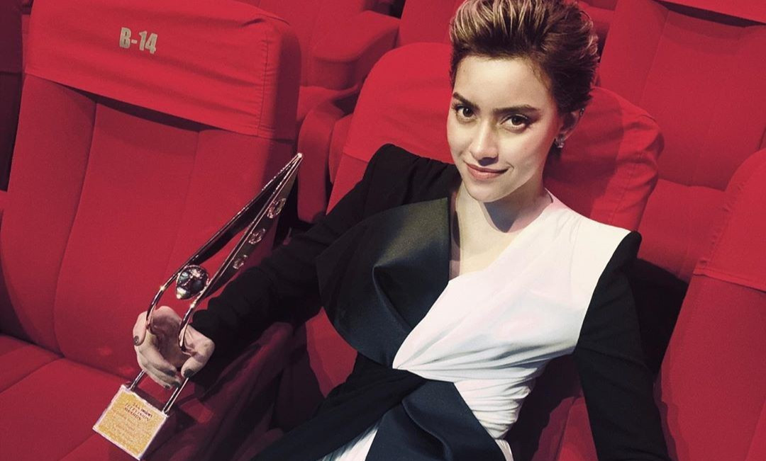 Chanya McClory sinh ngày 25/11/1994. Cô là diễn viên mang dòng máu Anh, Trung Quốc và Thái Lan. Nữ diễn viên trở nên nổi tiếng từ khi tham gia phim The Stranded, The Deadline, Duang Jai Pisuth...Ngoài phim ảnh, cô còn làm người mẫu, xuất hiện trên hàng ghế đầu các show thời trang. McClory có nhan sắc lai cuốn hút, ngoại hình cá tính. Ngôi sao 27 tuổi thường diện những trang phục theo phong cách unisex.