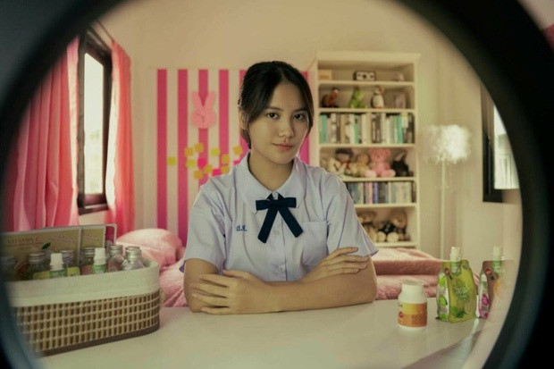  Minnie Phantira Pipityakorn: Nữ diễn viên xuất hiện ở tập 7 mang tên JennyX. Cô vào vai một KOL, bị bố mẹ bắt kiếm tiền cật lực trên mạng xã hội. Khi gặp được Nanno, cô quyết định bỏ công việc này và đổi tên thành Rosie.