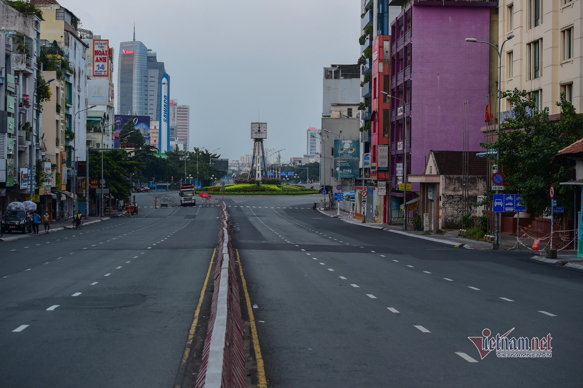 Phương tiện vắng bóng sau lệnh cấm ra đường sau 18h của TP.HCM 