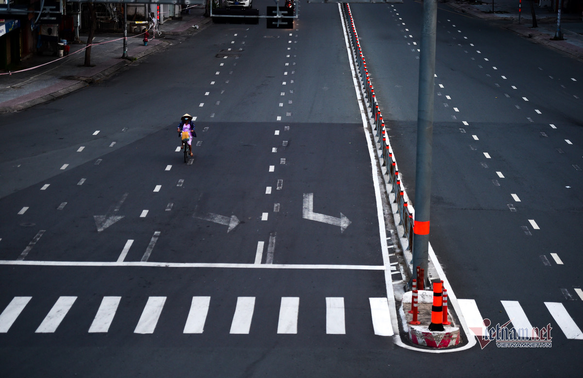 Cảnh vắng lặng trên đường Xô Viết Nghệ Tĩnh, quận Bình Thạnh