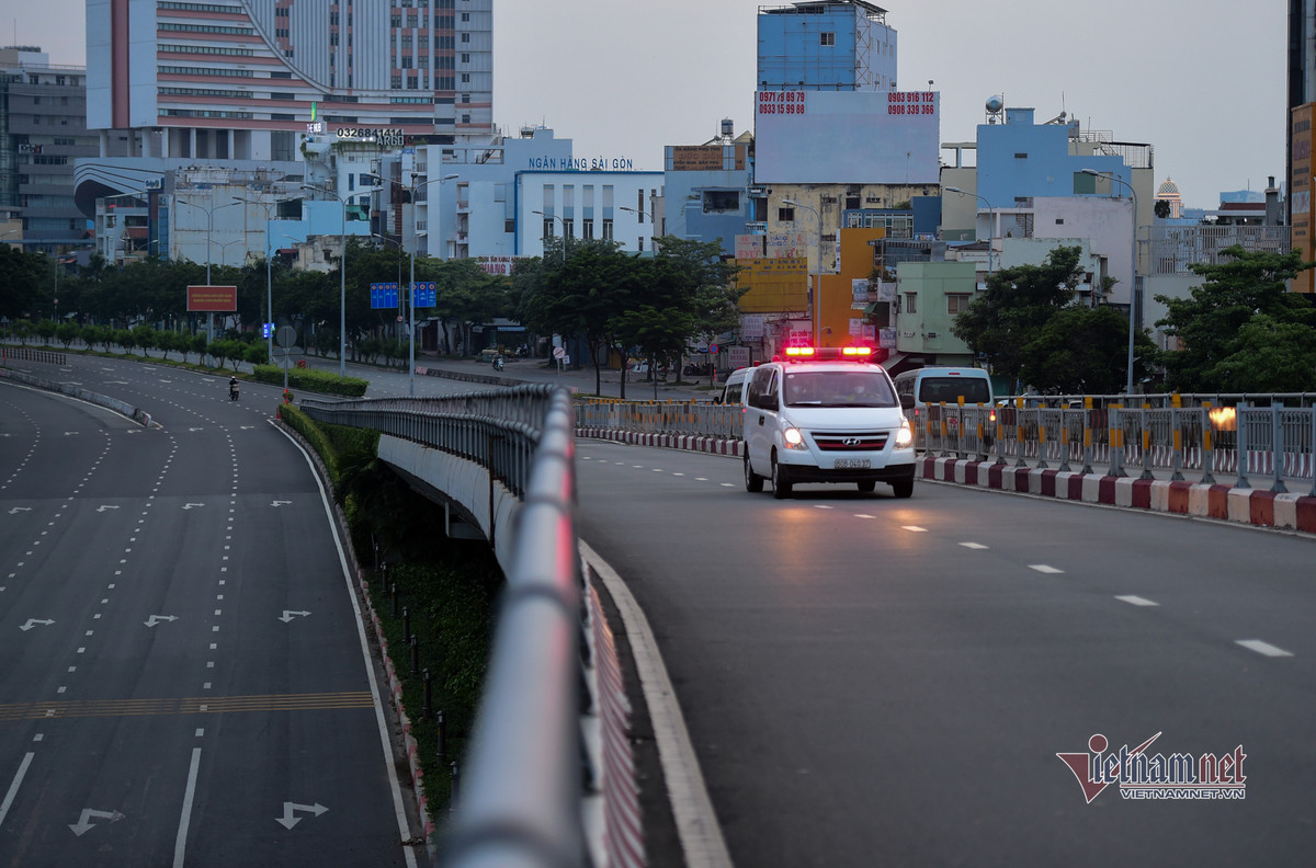 Xe cấp cứu di chuyển trên đường Điện Biên Phủ, Bình Thạnh chiều tối 7/8