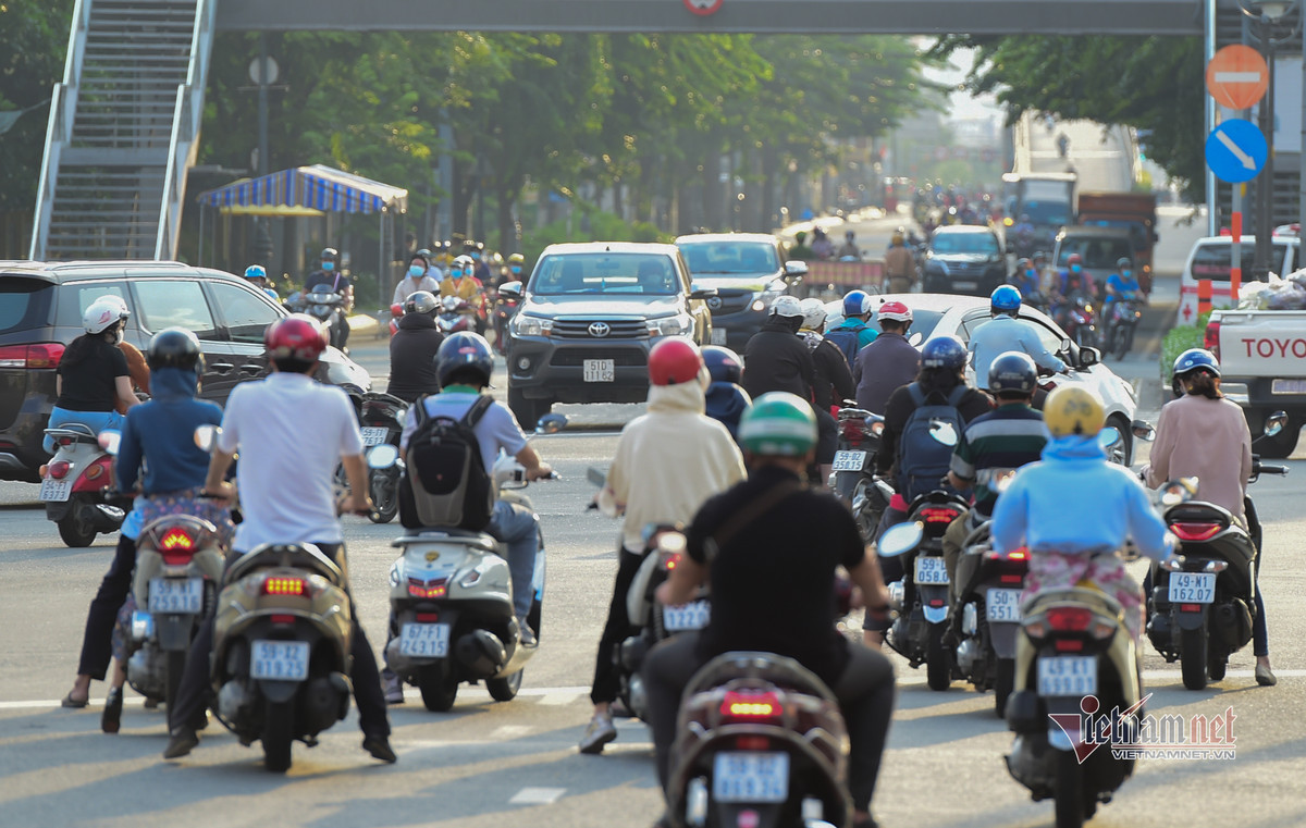 Giao thông đông đúc ở ngã tư Hoàng Văn Thụ - Nguyễn Văn Trỗi quận Tân Bình chiều 7/8