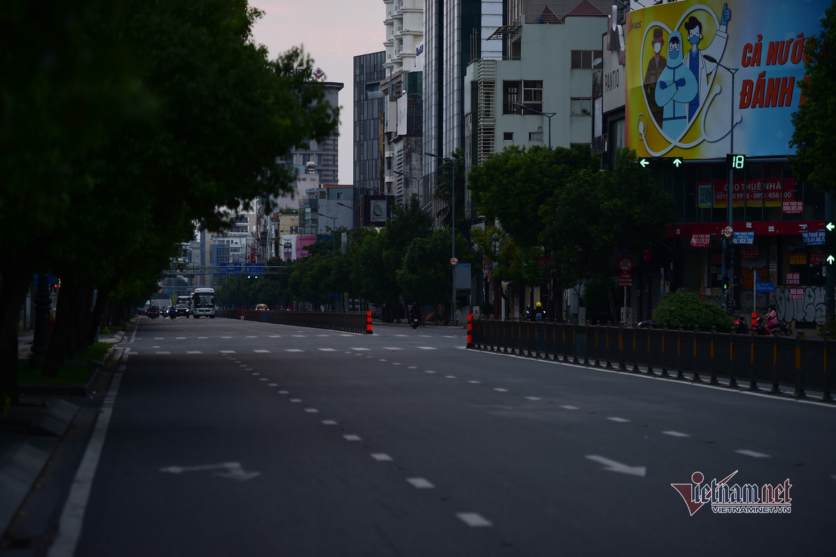 Một số tuyến đường khác có phần thông thoáng hơn. Phương tiện vắng vẻ trên đường Nam Kỳ Khởi Nghĩa, quận 3