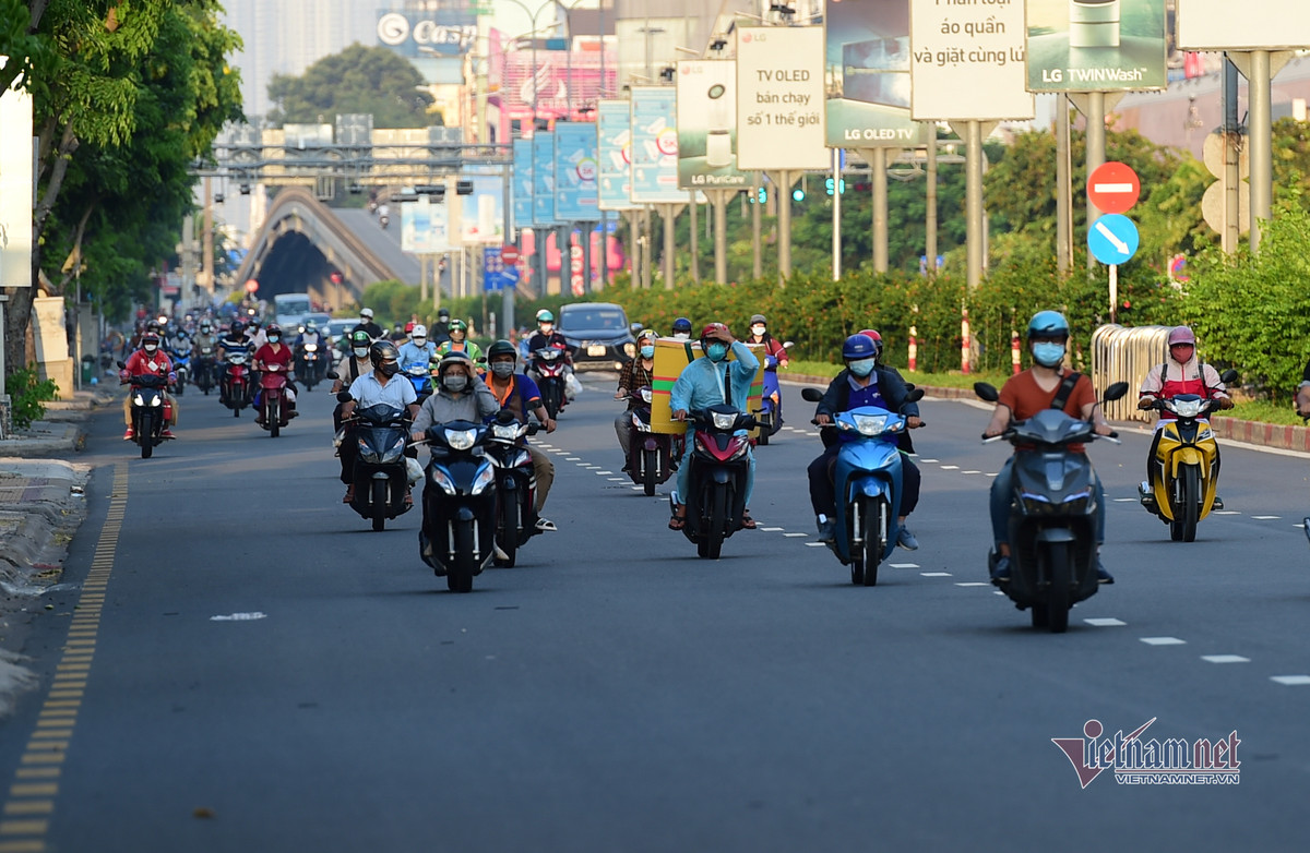 Phương tiện đông đúc trên đường Cộng Hoà, quận Tân Bình