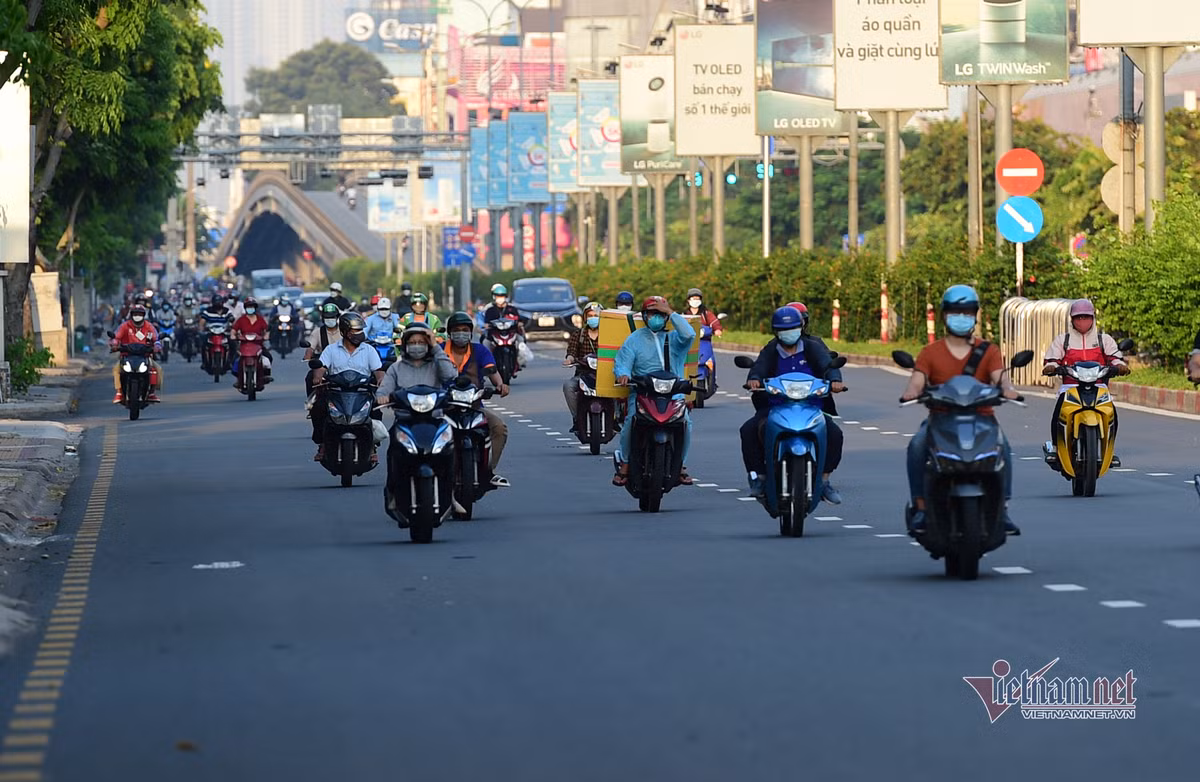 Phương tiện đông đúc trên đường Cộng Hoà, quận Tân Bình