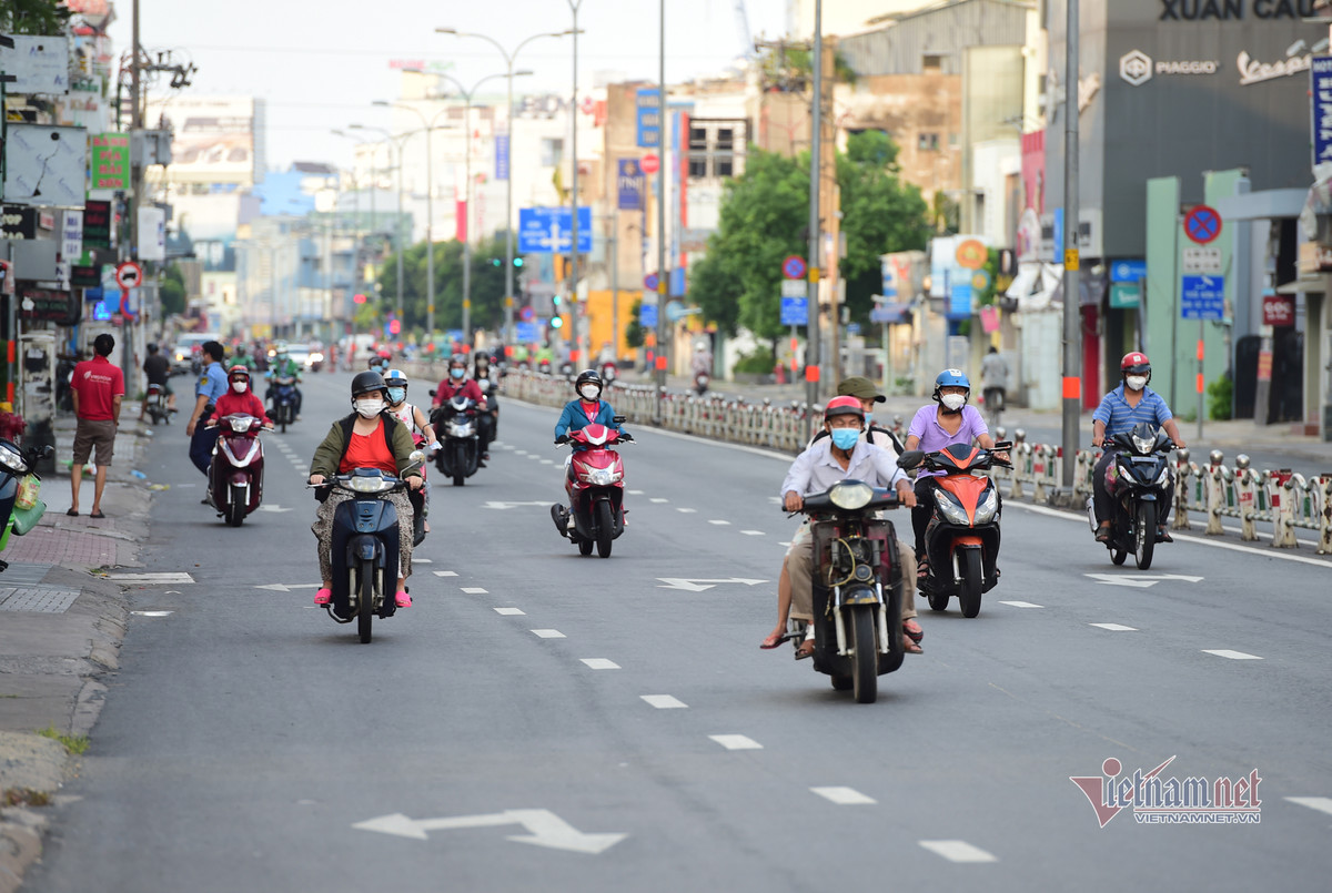 Phương tiện di chuyển trên đường Phan Đăng Lưu, quận Phú Nhuận chiều 7/8