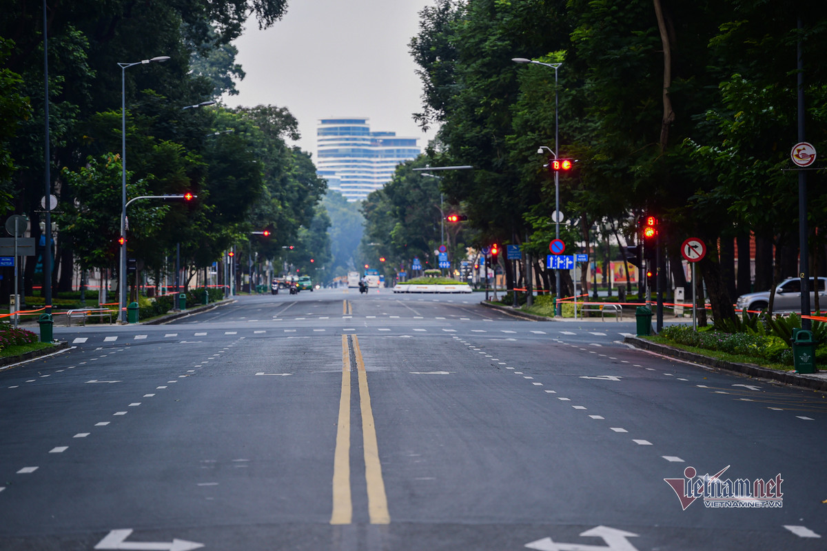 Đến 18h, các tuyến đường vắng xe qua lại. Trong ảnh là khu trung tâm TP (đường Lê Duẩn).