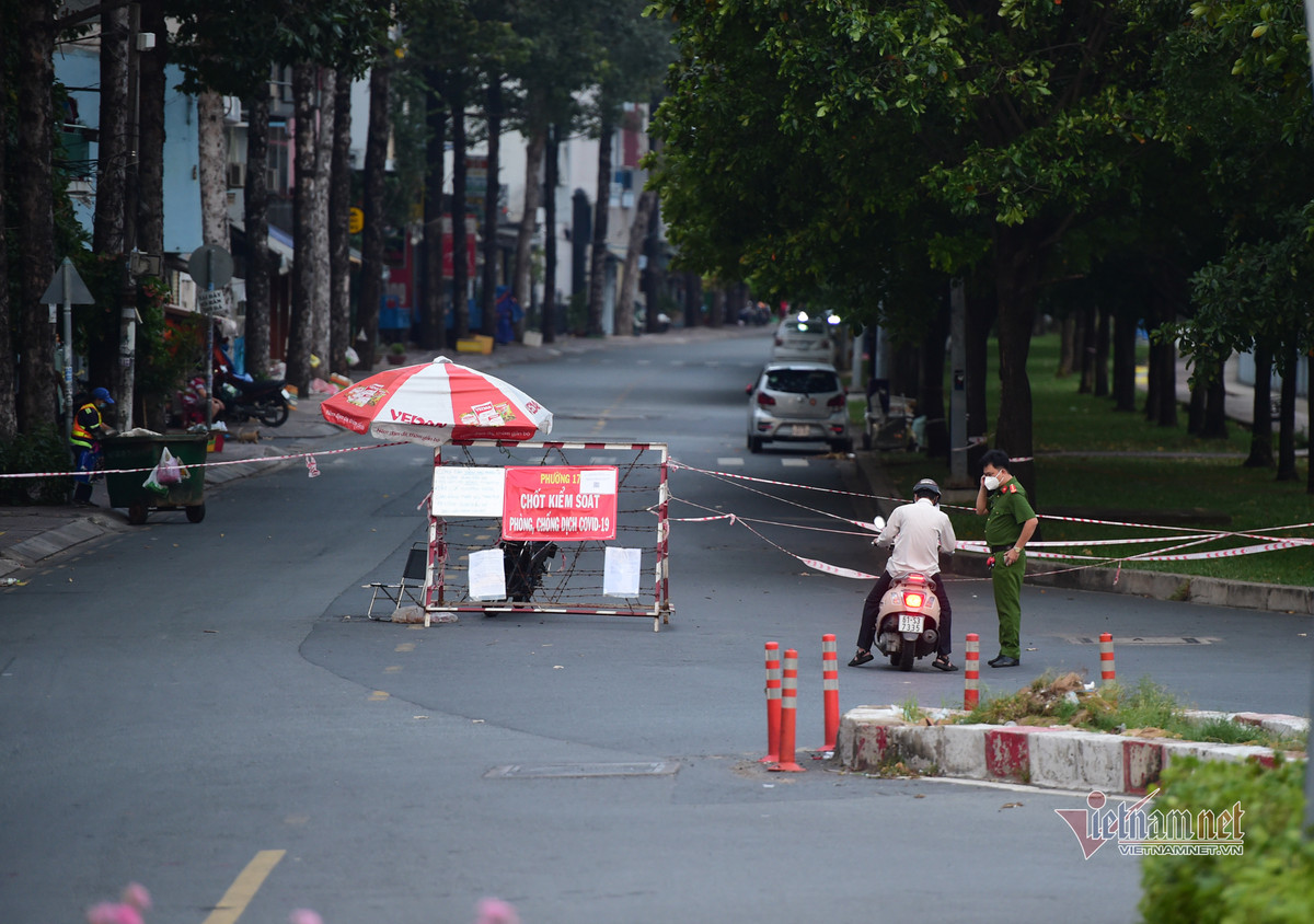 Lực lượng cảnh sát kiểm soát người ra vào khu phong toả trên đường Trường Sa, quận Bình Thạnh