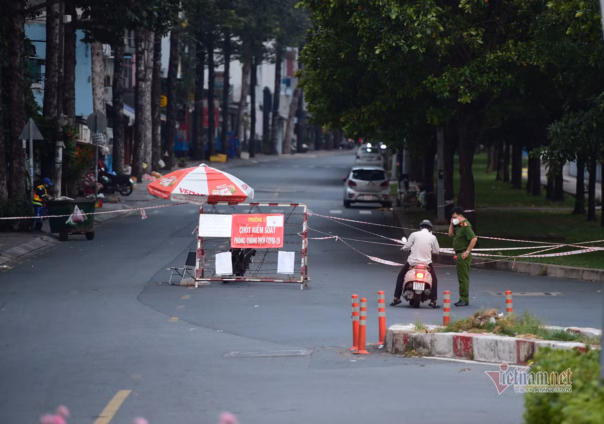 Lực lượng cảnh sát kiểm soát người ra vào khu phong toả trên đường Trường Sa, quận Bình Thạnh
