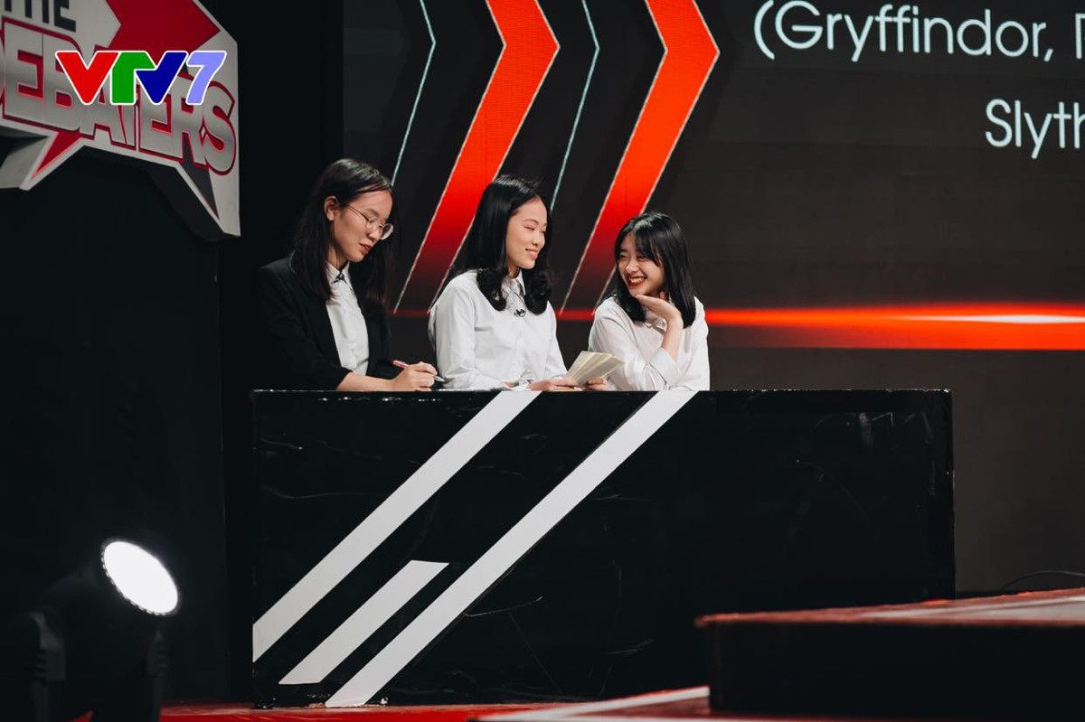 Nu sinh gay chu y khi tranh bien bang tieng Anh tren truyen hinh-Hinh-2