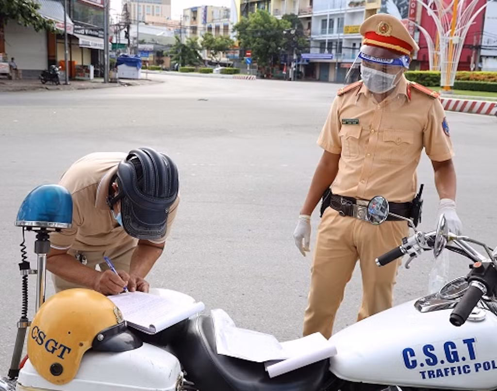 Nam sinh vien khieu nai viec bi phat vi 'ra duong khong can thiet'