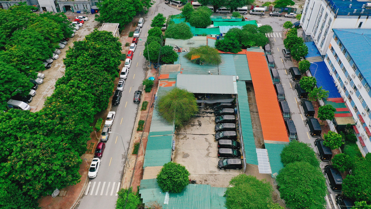 Trong số này có khá nhiều taxi công nghệ, xe cá nhân hoặc của các đơn vị kinh doanh vận tải. Hình tại khu đô thị Nam Trung Yên, quận Cầu Giấy. Ảnh: Hoàng Hà.