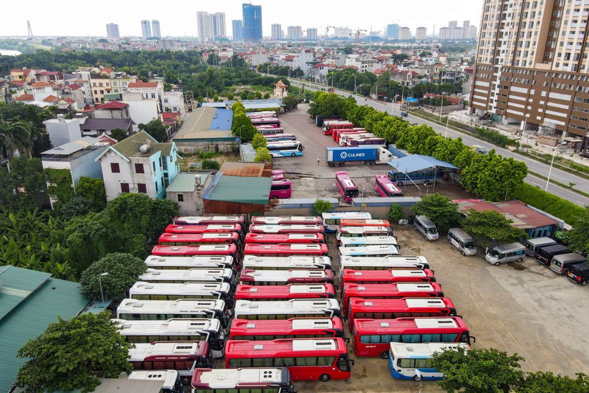Loạt xe chuyên chở công nhân và xe du lịch cũng nằm phơi nắng hàng chục ngày tại một bãi đỗ thuộc khu vực quận Tây Hồ. Ảnh: Đức Anh.