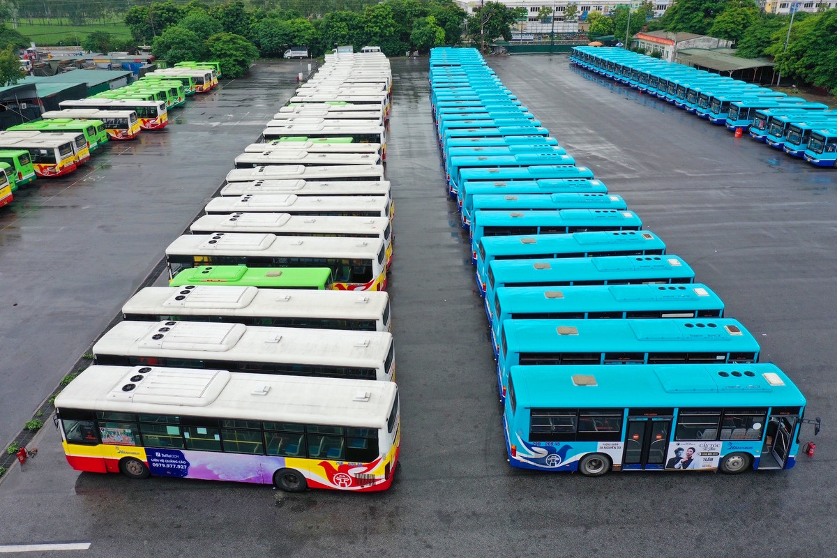 Bus Cầu Bươu có tổng cộng 10 tuyến xe buýt nội đô, số xe vận doanh là 126, số lao động tính đến thời điểm 31/1/2020 là 585 người, trong đó: lao động trực tiếp: 479, gián tiếp phụ trợ 106. Ảnh: Vũ Minh Quân.
