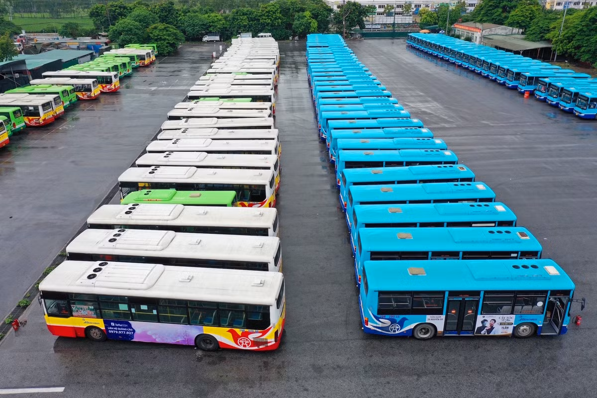 Bus Cầu Bươu có tổng cộng 10 tuyến xe buýt nội đô, số xe vận doanh là 126, số lao động tính đến thời điểm 31/1/2020 là 585 người, trong đó: lao động trực tiếp: 479, gián tiếp phụ trợ 106. Ảnh: Vũ Minh Quân.