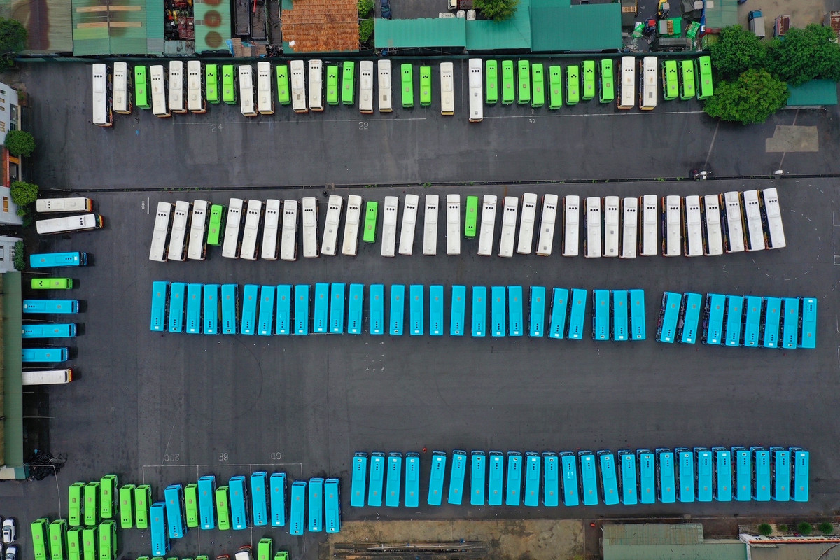 Hiện công nhân xí nghiệp tạm nghỉ trong thời gian Hà Nội thực hiện giãn cách xã hội. Ảnh: Vũ Minh Quân.