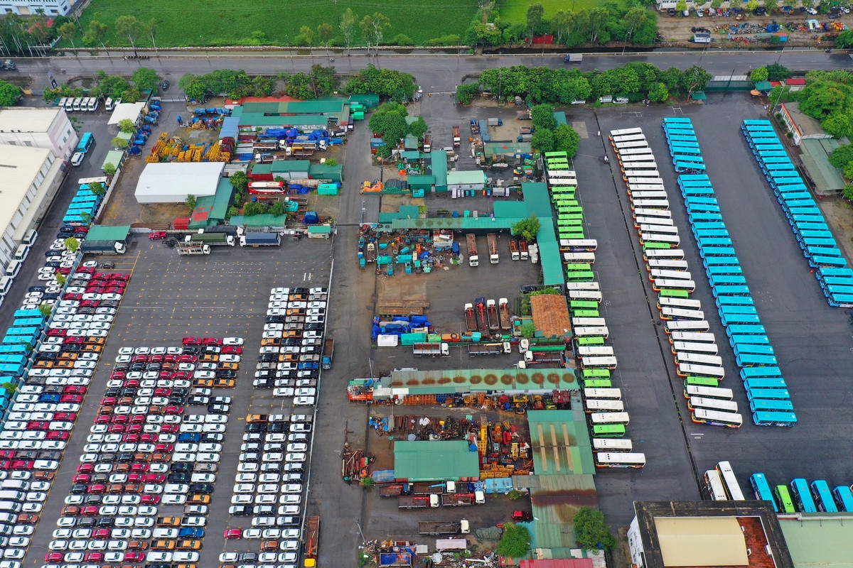 Ngay sát đó là bãi đỗ của Xí nghiệp bus Cầu Bươu, huyện Thanh Trì. Xung quanh vắng bóng người. Ảnh: Vũ Minh Quân.