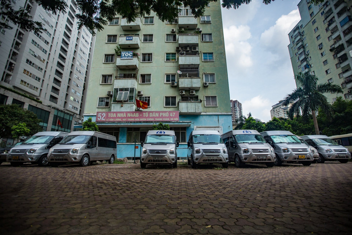 Sở GTVT Hà Nội cũng yêu cầu các đơn vị vận tải bằng xe buýt, taxi, xe hợp đồng, xe du lịch và xe tuyến cố định khi hoạt động phải tuân thủ nghiêm việc kiểm tra, kiểm soát hành khách của các lực lượng chức năng tại các chốt kiểm tra trên địa bàn thành phố; thường xuyên cập nhật diễn biến dịch tại các tỉnh, thành phố, các vùng dịch. Ảnh: Đức Anh.