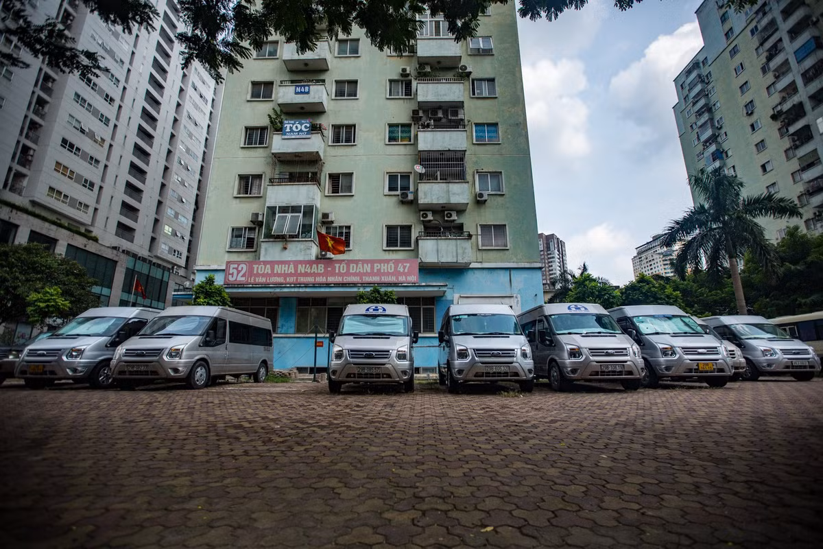 Sở GTVT Hà Nội cũng yêu cầu các đơn vị vận tải bằng xe buýt, taxi, xe hợp đồng, xe du lịch và xe tuyến cố định khi hoạt động phải tuân thủ nghiêm việc kiểm tra, kiểm soát hành khách của các lực lượng chức năng tại các chốt kiểm tra trên địa bàn thành phố; thường xuyên cập nhật diễn biến dịch tại các tỉnh, thành phố, các vùng dịch. Ảnh: Đức Anh.