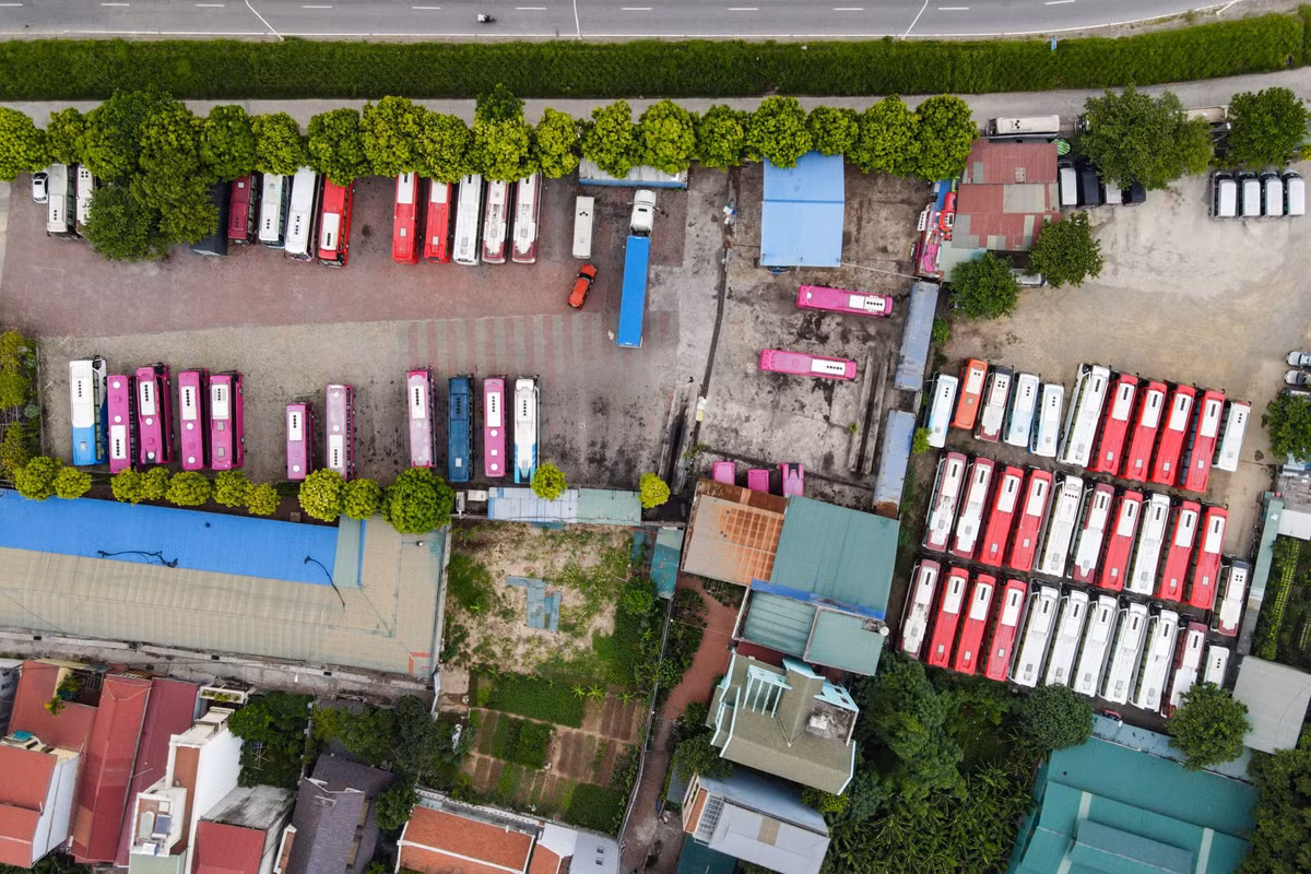 Theo lời nhân viên bảo vệ, một ngày chỉ có từ 1-2 xe ra vào để chở công nhân, còn lại nằm im một chỗ. Ảnh: Đức Anh.