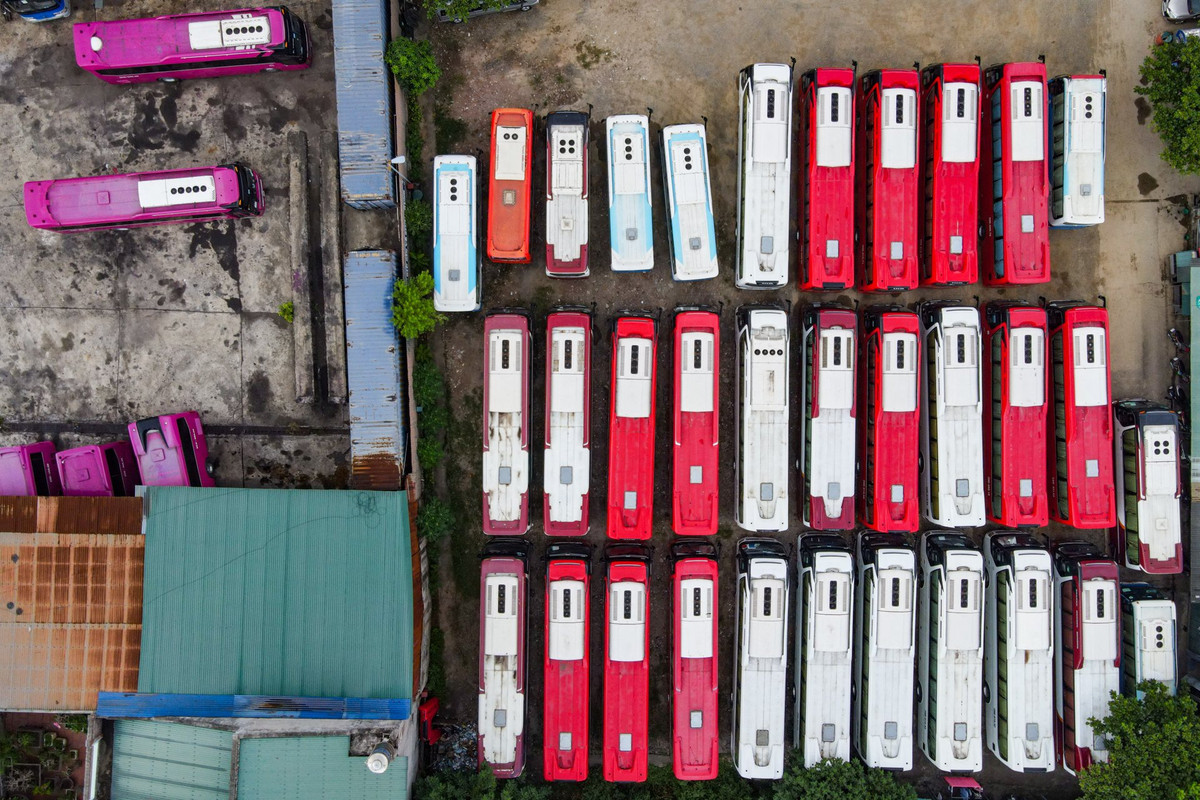 Với một công ty kinh doanh cho thuê hợp đồng du lịch tại đây, loạt xe từ 45 chỗ ngồi và giường nằm của họ đã bị "xếp xó" từ rất lâu. Ảnh: Đức Anh.