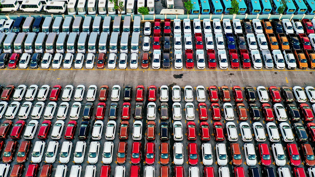 Số lượng xe tại bãi này nhiều hơn so với bãi ở đường Giải Phóng. Màu sắc, chủng loại cũng đa dạng hơn, có cả dòng 16 chỗ. Tất cả đều là ôtô mới. Ảnh: Hoàng Hà.