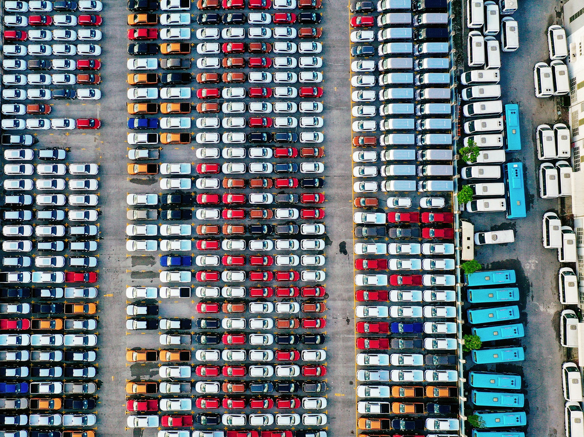 Một bãi ôtô mới khác, thương hiệu Mỹ bên đường Phan Trọng Tuệ, huyện Thanh Trì cũng trong cảnh phơi nắng ngoài trời lâu ngày. Ảnh: Hoàng Hà.