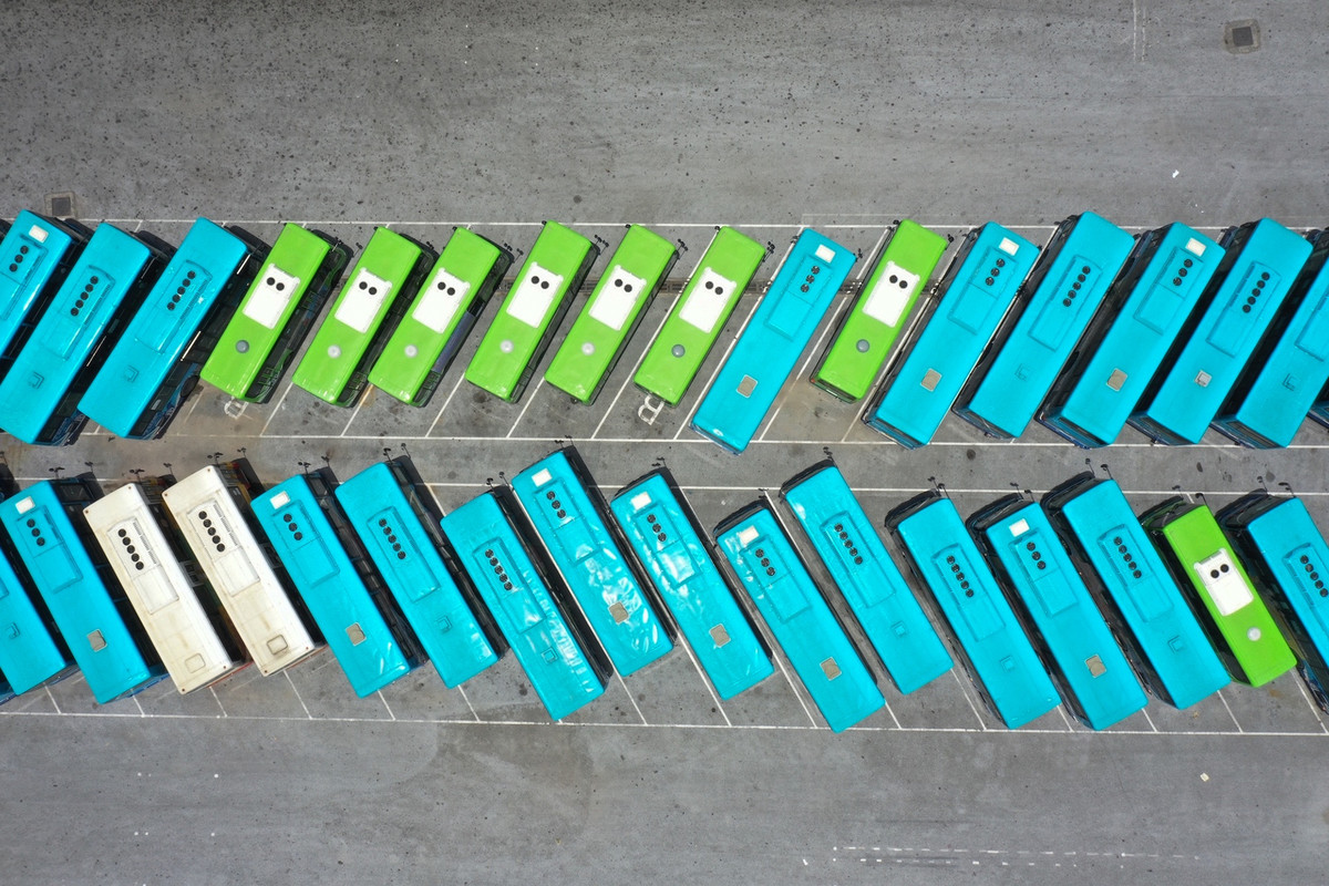 Các đối tượng được ưu tiên hoạt động trên địa bàn thành phố theo Chỉ thị số 17/CT-UBND ngày 23/7/2021 gồm xe chở hàng hóa đảm bảo chuỗi cung ứng hàng hóa trên luồng xanh quốc gia có lộ trình đi qua thành phố Hà Nội; xe chở hàng hóa thiết yếu phục vụ đời sống, sản xuất, kinh doanh của các đơn vị, cơ sở sản xuất kinh doanh, dịch vụ, các công trình xây dựng được phép hoạt động trên địa bàn. Ảnh: Vũ Minh Quân.