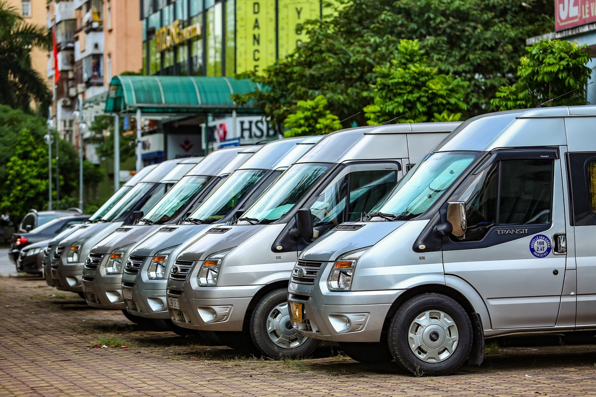 Cũng trong cảnh nằm im đã hơn 30 ngày giãn cách là loạt xe hợp đồng từ 9 đến 16 chỗ của một đơn vị vận tải tại bãi đỗ ở một khu đô thị thuộc quận Thanh Xuân. Ảnh: Đức Anh.