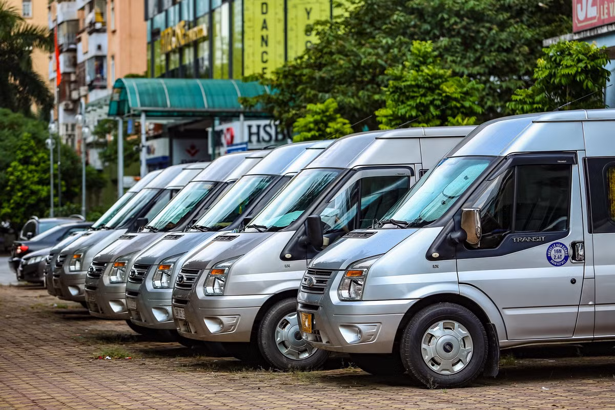 Cũng trong cảnh nằm im đã hơn 30 ngày giãn cách là loạt xe hợp đồng từ 9 đến 16 chỗ của một đơn vị vận tải tại bãi đỗ ở một khu đô thị thuộc quận Thanh Xuân. Ảnh: Đức Anh.