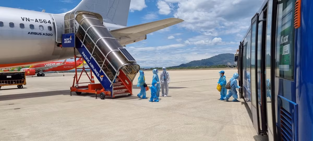 Mo lai hang khong noi dia, khach phai co xet nghiem am tinh trong 72 gio