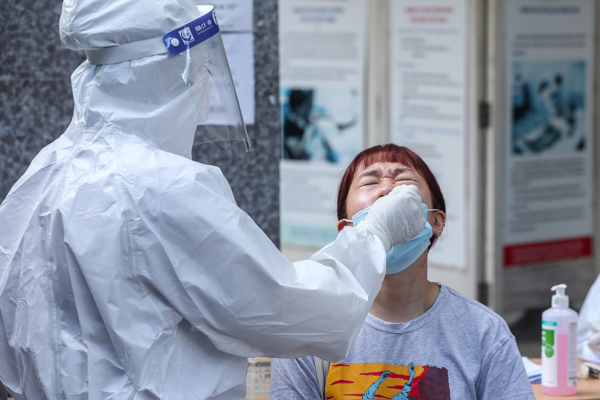 Mục đích lấy mẫu nhằm phát hiện sớm nhất trường hợp nhiễm SARS-CoV-2 trong cộng đồng để triển khai các hoạt động truy vết, khoanh vùng xử lý, không để dịch lan rộng.