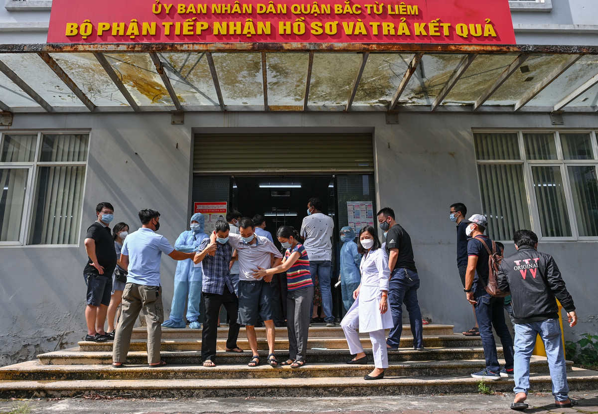 Tại UBND quận Bắc Từ Liêm, 251 công dân sinh sống trên 13 phường của quận được yêu cầu đến lấy mẫu tại các khung giờ khác nhau, đảm bảo giãn cách, thực hiện đúng theo thông điệp 5K của Bộ Y tế.