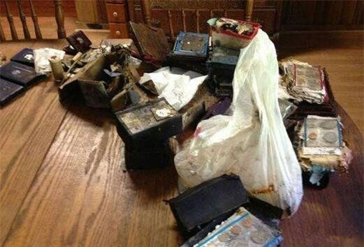 Người đàn ông sốc khi phát hiện "kho báu" trong két sắt của ông bà - Hình 2 Nguoi dan ong soc khi phat hien