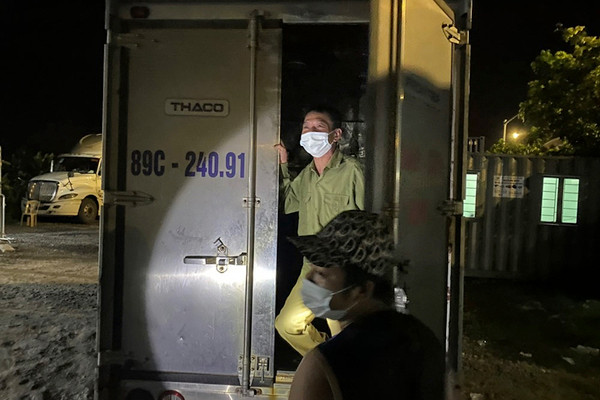 Tai xe giau bo trong xe cho hai san, tron tram kiem soat vao Hai Phong