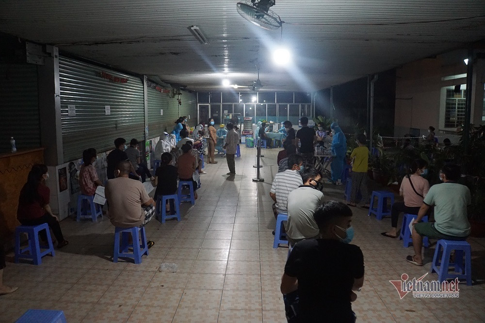 Bà Lê Thị Tuyết (quê Hà Nam, làm thuê) cho biết rất mừng khi được phường tạo điều kiện tiêm. "Tình hình dịch bệnh đang căng thẳng nên mọi người ai cũng mong muốn sớm được tiêm vắc xin để bảo vệ bản thân và cộng đồng"- bà Tuyết chia sẻ.