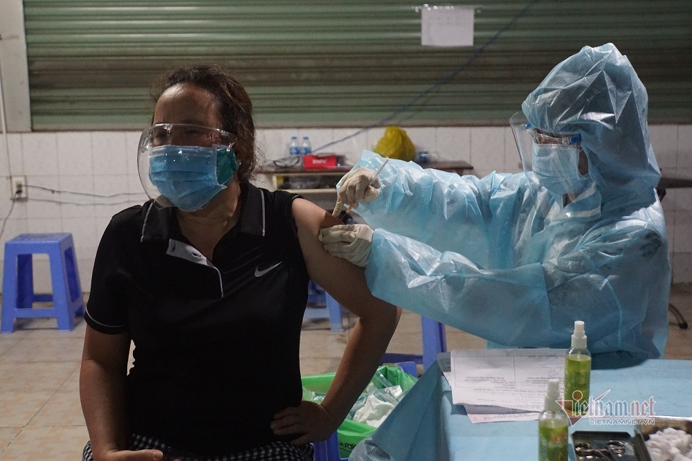 Thời gian qua, phường tổ chức tiêm ban ngày khoảng 700-800 mũi, tuy nhiên tốc độ vẫn chưa đáp ứng nhu cầu người dân. "Hôm nay, phường tổ chức thêm hai bàn vào buổi tối để đẩy nhanh tiến độ tiêm. Người dân cũng rất trật tự, đảm bảo xếp hàng giãn cách”- ông Cường nhìn nhận.
