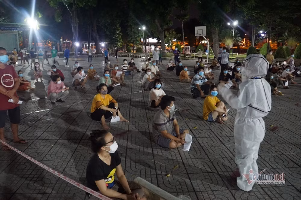 Sau khi hoàn tất thủ tục đăng ký, khai báo y tế, người dân di chuyển vào bên trong sân trường và ngồi xếp hàng giãn cách. Tại đây, các bạn tình nguyện viên hỗ trợ thông tin những điều cần biết về vắc xin, các tác dụng phụ và những việc cần làm sau khi tiêm vắc xin cho người dân nắm. Tiếp đó, từng nhóm sẽ được di chuyển vào khu vực đo huyết áp, khám sàng lọc trước khi tiêm vắc xin.