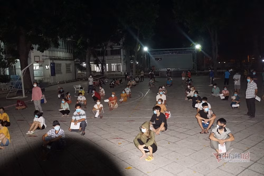 Chị Phạm Diệp Kiều My (26 tuổi) cho biết, buổi sáng, tổ trưởng khu phố đến tận nhà phát phiếu thông báo thời gian, địa điểm tiêm chủng. "Lịch tiêm được ghi cụ thể trên giấy thông báo nên em chủ động được thời gian. Khi đến địa điểm tiêm chỉ xếp hàng, đo huyết áp, khám sàng lọc khoảng 20 phút đã được tiêm rồi. Không chỉ vậy, đi tiêm vào ban đêm thời tiết mát mẻ nên cảm thấy thoải mái hơn"- Kiều My nói.