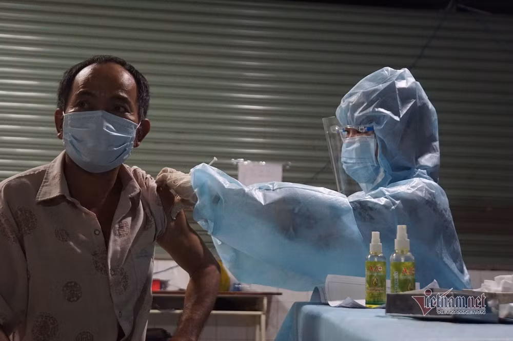 Tổ chức tiêm vắc xin sau 18h nằm trong kế hoạch của TP.HCM nhằm tăng tốc độ tiêm chủng để đạt mục tiêu 70% dân số TP (trên 18 tuổi) được tiêm ít nhất một liều trong tháng 8. Trước đó, TP đã đề xuất rút ngắn quy trình, thời gian tiêm, tổ chức 1.200 đội mỗi đội có thể tiêm 250 người trong một ngày. Như vậy, toàn TP có thể đạt công suất tiêm 300.000 người, nếu thêm nguồn lực sẽ tăng lên 350.000 người một ngày. Theo báo cáo của Sở Y tế TP, trong ngày 6/8 đã tiêm cho hơn 250.000 người. Tính từ ngày 22/7 đến hết 6/8, TPHCM đã tiêm được 1.835.461 người, tất cả đều an toàn.