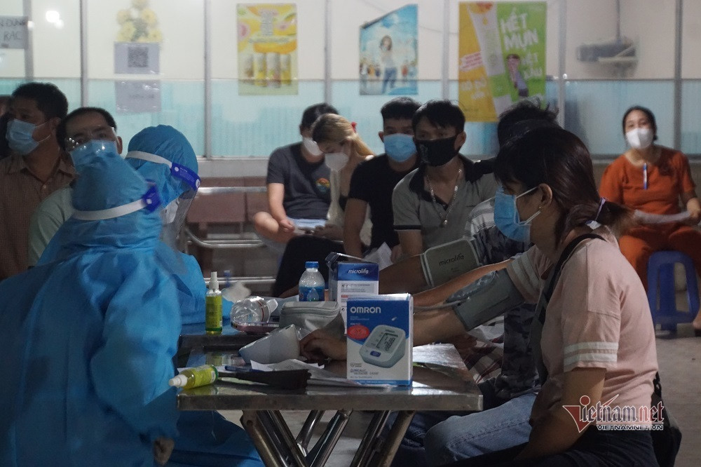 Ông Phan Cường - Chủ tịch UBND phường Tân Hưng Thuận cho biết, thực hiện theo chỉ đạo của TP về việc tổ chức tiêm đại trà nhằm tăng cường miễn dịch trong cộng đồng, phường Tân Hưng Thuận đã tổ chức tiêm vắc xin cho người dân trong tất cả khu phố.