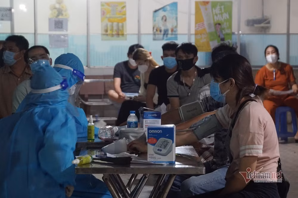 Ông Phan Cường - Chủ tịch UBND phường Tân Hưng Thuận cho biết, thực hiện theo chỉ đạo của TP về việc tổ chức tiêm đại trà nhằm tăng cường miễn dịch trong cộng đồng, phường Tân Hưng Thuận đã tổ chức tiêm vắc xin cho người dân trong tất cả khu phố.