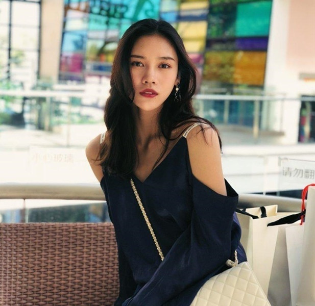 Liu Lingling từng gây sốt mạng xã hội ở đất nước tỷ dân bởi có gương mặt giống với nữ diễn viên kiêm ca sĩ Xu Dongdong. Nhiều người bình luận rằng vẻ ngoài xinh xắn, khí chất đầy cuốn hút của VĐV sinh năm 1994 khiến họ nhầm cô là một người mẫu, diễn viên trong giới giải trí.